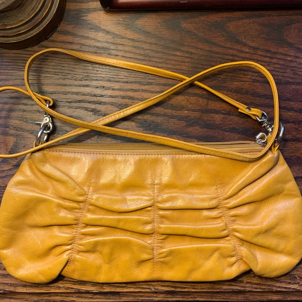 HOBO INTERNATIONAL CROSSBODY PURSE.